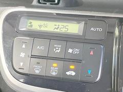 【オートエアコン】一度お好みの温度に設定すれば、車内の温度を検知し風量や温度を自動で調整。暑い…寒い…と何度もスイッチ操作をする必要はありません。快適な車内空間には必須の機能ですね♪ 4
