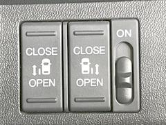 【両側パワースライドドア】スマートキーや運転席のスイッチで後席両側スライドドアの開閉が可能♪電動だから力を入れてドアを開ける必要が無く、小さなお子様でも簡単に開け閉めでき快適です♪ 7
