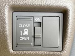 【パワースライドドア】スマートキーや運転席のスイッチでスライドドアの開閉が可能♪電動だから力を入れてドアを開ける必要が無く、小さいお子様でも、重い荷物を持っている時もラクに開け閉めできます♪ 6