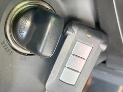 【オペレーションキー】カバンやポケットに入れたままでもドアの施錠・解錠が可能なスマートキーを装備。エンジンのオン・オフ時もカギを取り出す必要が無いからとっても便利です♪ 7
