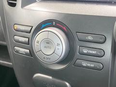 【オートエアコン】一度お好みの温度に設定すれば、車内の温度を検知し風量や温度を自動で調整。暑い…寒い…と何度もスイッチ操作をする必要はありません。快適な車内空間には必須の機能ですね♪ 5
