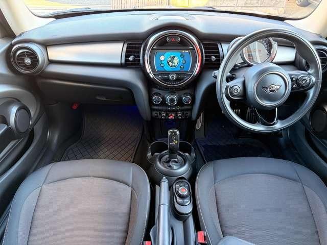 �l�h�m�h�炵���g�O���X�C�b�`���̗p�A�Z���^�[�̐Ԃ��X�C�b�`���G���W���̃X�^�[�g�{�^���ɂȂ�܂��B