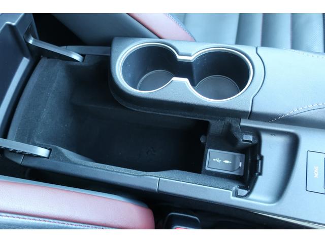 ドリンクホルダーや小物入れも充実しております☆