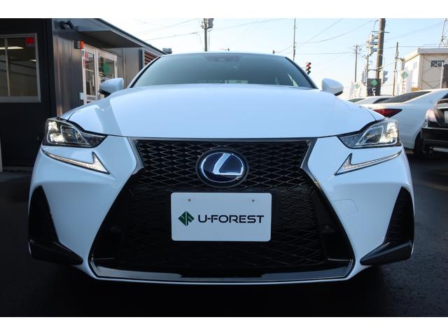 スピンドルグリルから始まるセンター部の立体と大きく張り出した台形状のバンパーコーナーの立体が明快なコントラストを生み出し、踏ん張り感のある力強い造形を表現☆