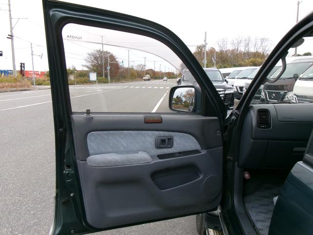 ハイラックスサーフ 　４ＷＤ　オーディオ　サンルーフ　１６インチ　ＡＷ　サイドステップ　マニュアルトランスミッション（31枚目）