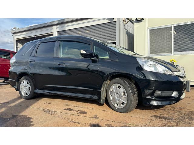 フィットシャトルハイブリッド ハイブリッド 検9年1月 キーレスキー エアコン ESC 運転席助手席エアバック パワーステアリング クルコン ABS イモビライザー 衝突安全ボディ 電動格納ミラー ETC SDナビ DVD視聴 ワンセグ(3枚目)