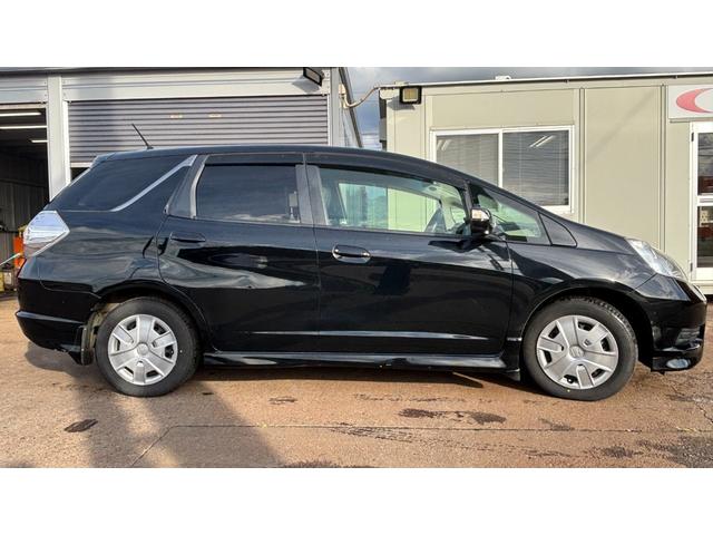 フィットシャトルハイブリッド ハイブリッド 検9年1月 キーレスキー エアコン ESC 運転席助手席エアバック パワーステアリング クルコン ABS イモビライザー 衝突安全ボディ 電動格納ミラー ETC SDナビ DVD視聴 ワンセグ(4枚目)