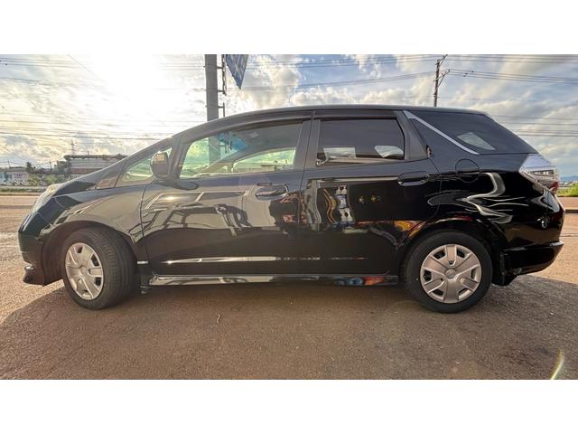 フィットシャトルハイブリッド ハイブリッド 検9年1月 キーレスキー エアコン ESC 運転席助手席エアバック パワーステアリング クルコン ABS イモビライザー 衝突安全ボディ 電動格納ミラー ETC SDナビ DVD視聴 ワンセグ(8枚目)