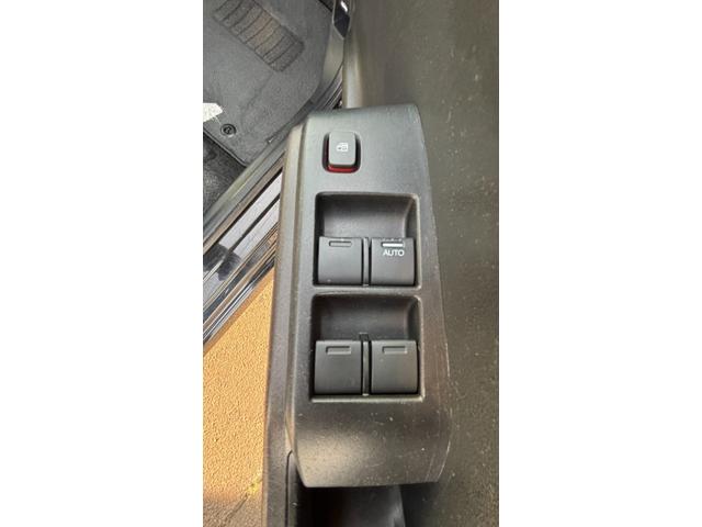 フィットシャトルハイブリッド ハイブリッド 検9年1月 キーレスキー エアコン ESC 運転席助手席エアバック パワーステアリング クルコン ABS イモビライザー 衝突安全ボディ 電動格納ミラー ETC SDナビ DVD視聴 ワンセグ(9枚目)