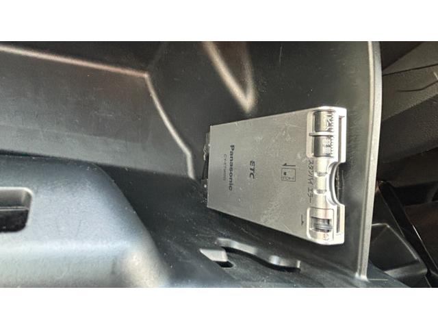 フィットシャトルハイブリッド ハイブリッド 検9年1月 キーレスキー エアコン ESC 運転席助手席エアバック パワーステアリング クルコン ABS イモビライザー 衝突安全ボディ 電動格納ミラー ETC SDナビ DVD視聴 ワンセグ(16枚目)