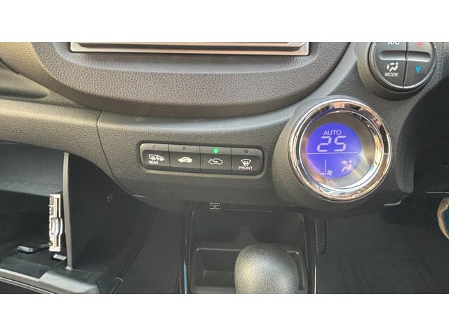 フィットシャトルハイブリッド ハイブリッド 検9年1月 キーレスキー エアコン ESC 運転席助手席エアバック パワーステアリング クルコン ABS イモビライザー 衝突安全ボディ 電動格納ミラー ETC SDナビ DVD視聴 ワンセグ(17枚目)