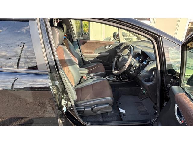 フィットシャトルハイブリッド ハイブリッド 検9年1月 キーレスキー エアコン ESC 運転席助手席エアバック パワーステアリング クルコン ABS イモビライザー 衝突安全ボディ 電動格納ミラー ETC SDナビ DVD視聴 ワンセグ(23枚目)