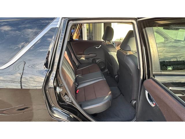 フィットシャトルハイブリッド ハイブリッド 検9年1月 キーレスキー エアコン ESC 運転席助手席エアバック パワーステアリング クルコン ABS イモビライザー 衝突安全ボディ 電動格納ミラー ETC SDナビ DVD視聴 ワンセグ(24枚目)