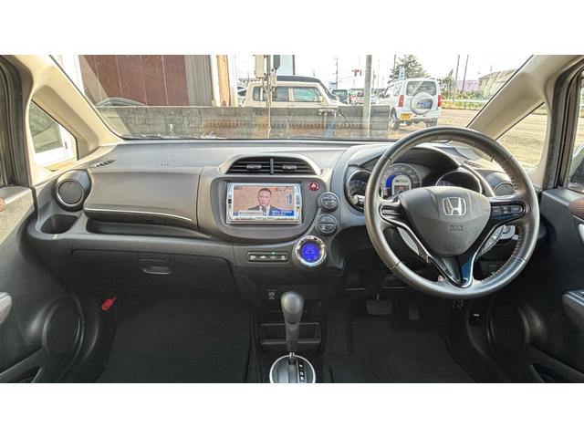 フィットシャトルハイブリッド ハイブリッド 検9年1月 キーレスキー エアコン ESC 運転席助手席エアバック パワーステアリング クルコン ABS イモビライザー 衝突安全ボディ 電動格納ミラー ETC SDナビ DVD視聴 ワンセグ(29枚目)