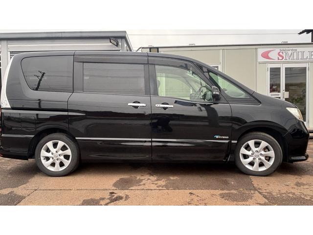 セレナ ハイウェイスター　Ｓ－ハイブリッド　車検整備２年付　ＡＳＴＯＰ　スマートキー　地デジテレビ　電格ミラー　Ｗエアコン　ＳＤ　衝突安全ボディ　寒冷地仕様　３列シート　フルフラットシート　オートクルーズ　セキュリティ　ウォークスルー　Ｂカメラ（4枚目）