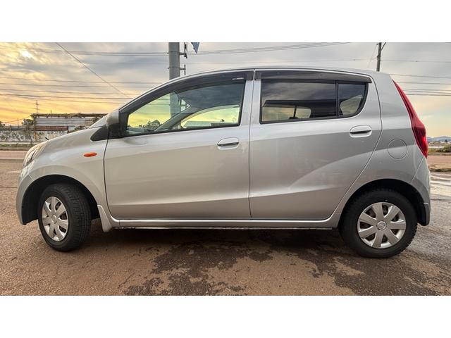 プレオ Ｆ　検８年６月　　５速マニュアル　パワーステアリング　４ＷＤ　キーレスエントリー　運転席エアバッグ　ＣＤ（8枚目）