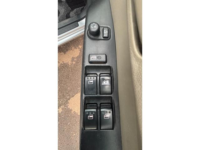 プレオ Ｆ　検８年６月　　５速マニュアル　パワーステアリング　４ＷＤ　キーレスエントリー　運転席エアバッグ　ＣＤ（13枚目）