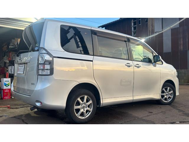 ヴォクシー Ｘ　車検整備２年付　冷温子　フルセグ　フルタイム４ＷＤ　ＤＶＤ再生　ナビＴＶ　オートエアコン　Ｂカメラ　整備２年付　冷温子　フルセグ　フルタイム４ＷＤ　ＤＶＤ再生　ナビＴＶ　オートエアコン　Ｂカメラ（5枚目）