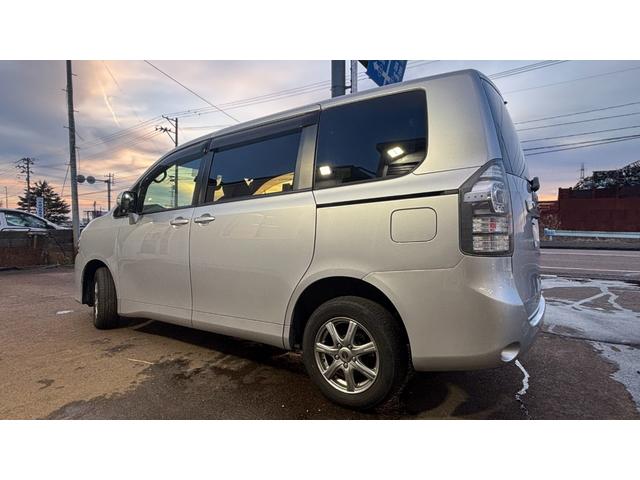 ヴォクシー Ｘ　車検整備２年付　冷温子　フルセグ　フルタイム４ＷＤ　ＤＶＤ再生　ナビＴＶ　オートエアコン　Ｂカメラ　整備２年付　冷温子　フルセグ　フルタイム４ＷＤ　ＤＶＤ再生　ナビＴＶ　オートエアコン　Ｂカメラ（7枚目）