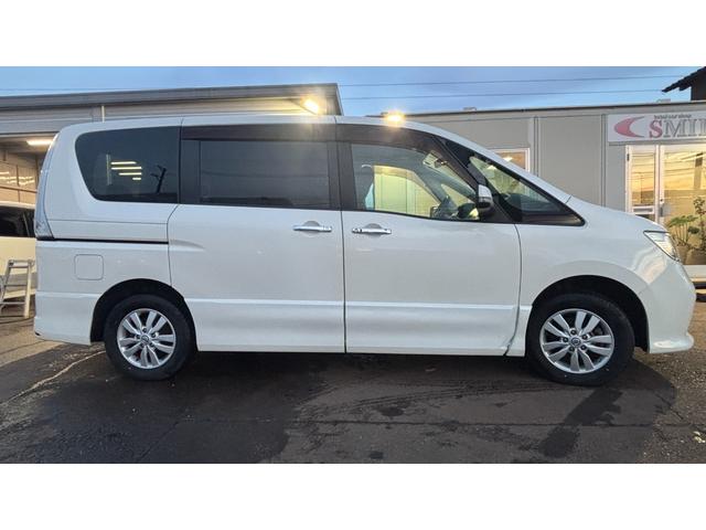 セレナ ハイウェイスター　検９年５月　ハイウェイスター（８名）　キーレスＥ　Ｗエアバック　両面パワースライドドア　アイドリングＳ　Ｂｌｕｅｔｏｏｔｈ電動格納ドアミラー　ＡＡＣ　ナビＴＶ　ＤＶＤ　ＡＢＳ　クルコン　ＳＤナビ（4枚目）