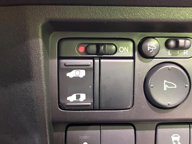 ジャストセレクション 電動スライドドア 禁煙車 純正ナビ バックカメラ ETC HIDヘッドライト スマーキー ドライブレコーダー 6人乗り 革巻きステアリング DVD再生 盗難防止システム プライバシーガラス(4枚目)