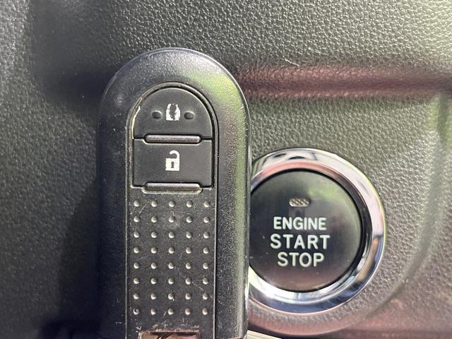 【キーフリーシステム】カバンやポケットに入れたままでもドアの施錠・解錠が可能なスマートキーを装備。エンジンのオン・オフ時もカギを取り出す必要が無いからとっても便利です♪