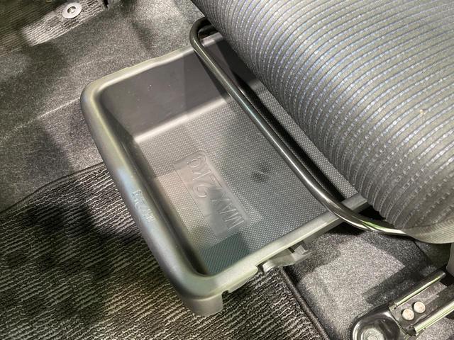 【シートアンダーボックス】シートの下に大容量の収納スペースが備わっており、靴や洗車グッズなど、外から見られたくないものをすっきり収納できて便利!