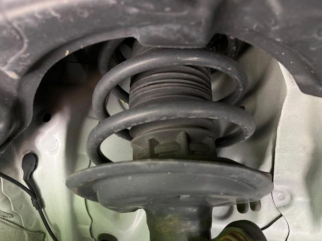 アクア L SDナビ バックカメラ 寒冷地仕様 衝突被害軽減システム 禁煙車 コーナーセンサー スマートキー オートハイビーム 車線逸脱警報 オートライト オートエアコン Bluetooth プライバシーガラス(26枚目)