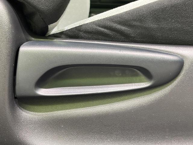 アクア L SDナビ バックカメラ 寒冷地仕様 衝突被害軽減システム 禁煙車 コーナーセンサー スマートキー オートハイビーム 車線逸脱警報 オートライト オートエアコン Bluetooth プライバシーガラス(43枚目)