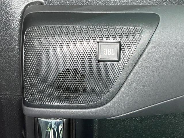 【JBLサウンドシステム】メーカーオプションの高品位サウンドシステムを搭載。専用のチューニングが施された大小様々なスピーカーから良質なサウンドが奏でられ、臨場感あふれる音響空間を演出します。