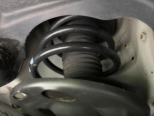 エスクァイア ハイブリッドＧｉ　両側電動スライド　純正９型ナビ　バックカメラ　衝突被害軽減システム　禁煙車　ハーフレザーシート　クルコン　ＬＥＤヘッド　ビルトインＥＴＣ　オートライト　オートエアコン　純正１５インチアルミ（26枚目）