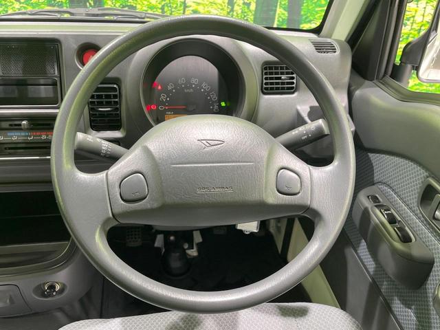 インテリアに合わせたデザインのステアリングは、運転される方のことも考え、運転しやすい形状、大きさです。是非一度、実際に触ってお確かめください。