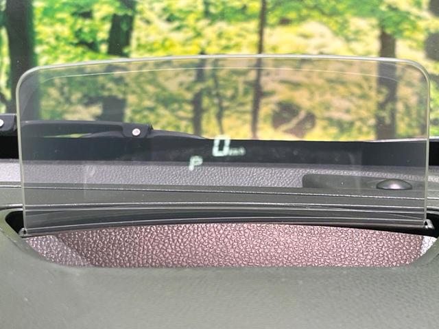 【ヘッドアップディスプレイ】現在の速度や走行情報をデジタル表示で運転席前方のガラスに投影！運転中、目線をずらさず必要な情報を確認できるのでとっても便利で安心！