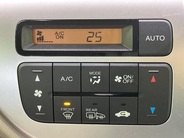 【オートエアコン】一度お好みの温度に設定すれば、車内の温度を検知し風量や温度を自動で調整。暑い…寒い…と何度もスイッチ操作をする必要はありません。快適な車内空間には必須の機能ですね♪