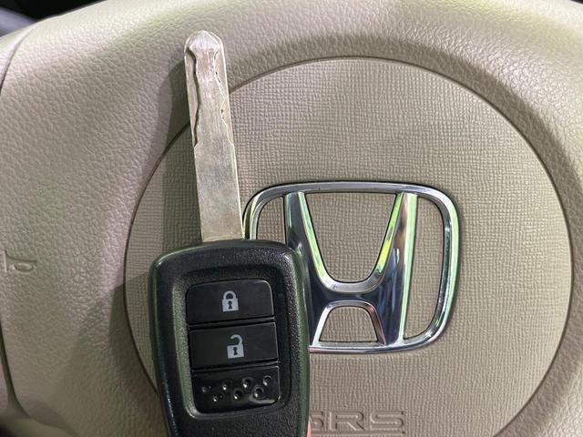 【キーレス】少し離れた場所からでもボタン一つでドアの開錠・施錠ができるのでとっても便利！ドアの鍵穴周りに傷をつけることもありません♪