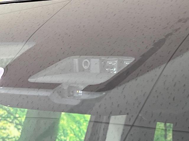 【三菱ｅ-Ａｓｓｉｓｔ】走行中に前方の車両等を認識し、衝突しそうな時は警報とブレーキで衝突回避と被害軽減をアシスト。より安全にドライブをお楽しみいただけます。