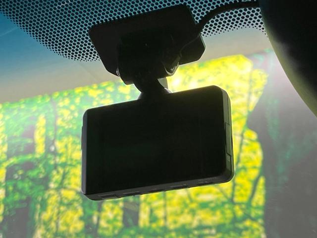 【ドライブレコーダー】安心・安全なカーライフに必須のドライブレコーダーを装備！走行中はもちろん、あおり運転や事故に遭遇した際の状況も映像で記録し、万一のリスクに備えます。