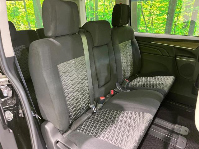 後部座席も気になるようなキズ・汚れやへたり等、大きなダメージはなく、良好な状態です。