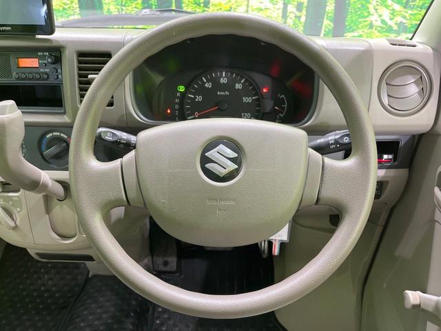 インテリアに合わせたデザインのステアリングは、運転される方のことも考え、運転しやすい形状、大きさです。是非一度、実際に触ってお確かめください。