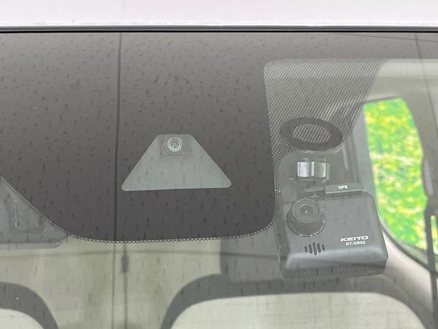 【エマージェンシーブレーキ】走行中に前方の車両等を認識し、衝突しそうな時は警報とブレーキで衝突回避と被害軽減をアシスト。より安全にドライブをお楽しみいただけます。