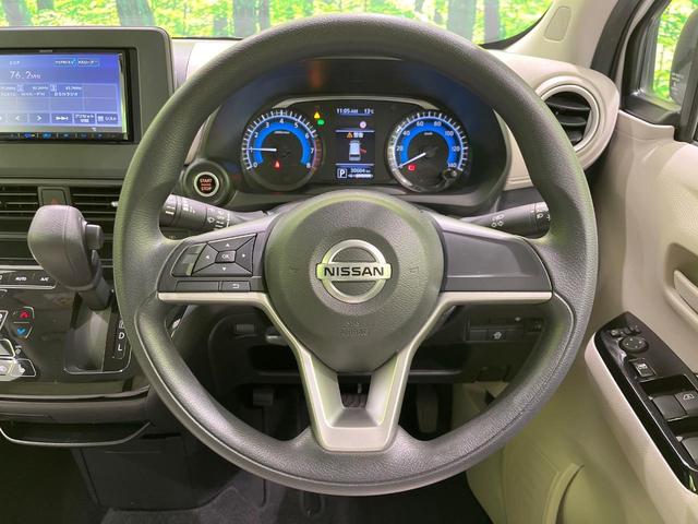 インテリアに合わせたデザインのステアリングは、運転される方のことも考え、運転しやすい形状、大きさです。是非一度、実際に触ってお確かめください。