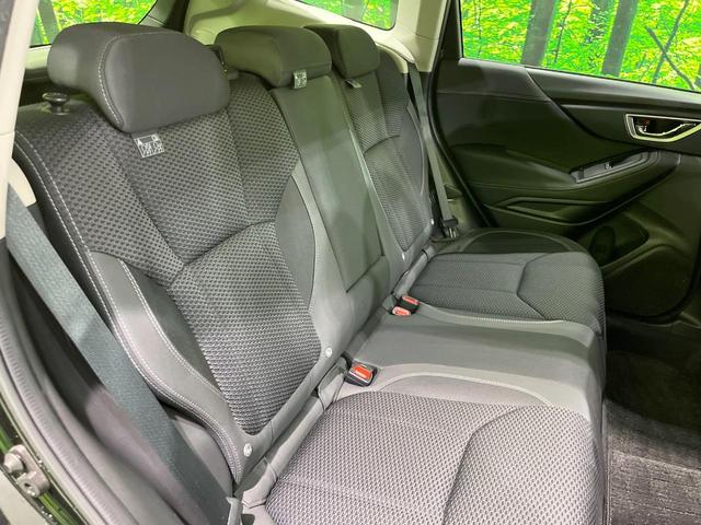 後部座席も気になるようなキズ・汚れやへたり等、大きなダメージはなく、良好な状態です。