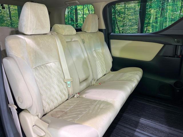 アルファードハイブリッド Ｘ　４ＷＤ　両側電動スライド　純正９型ディスプレイオーディオ　バックカメラ　ＪＢＬサウンド　寒冷地仕様　１００Ｖ電源　衝突被害軽減システム　レーダークルーズ　禁煙車　ドラレコ　ＬＥＤヘッド（11枚目）