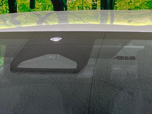 プリウス Ｘ　純正８型ディスプレイオーディオ　バックカメラ　衝突被害軽減システム　レーダークルーズ　禁煙車　ドラレコ　ＬＥＤヘッド　ＥＴＣ２．０　ブラインドスポットモニター　車線逸脱警報　オートエアコン（3枚目）