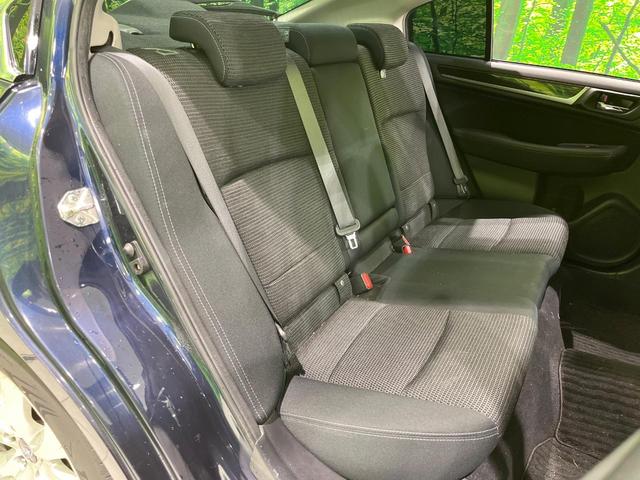 後部座席も気になるようなキズ・汚れやへたり等、大きなダメージはなく、良好な状態です。