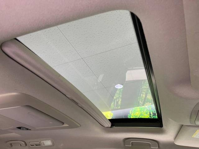 【サンルーフ】開放感たっぷりの希少装備、サンルーフが装着されています！車内に明かりを取り入れたり景色を楽しむ以外にも、車内の空気も簡単に換気できて快適です！