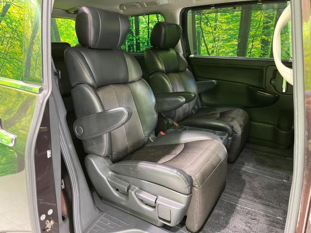 二列目中央はウォークスルーとなっております。二列目と三列目の移動や乗り降りがとっても楽になるので、乗り降りの際もストレスを感じることはありません♪