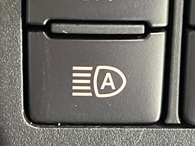 【アダプティブハイビーム】遠くまで明るく照らすハイビームを先行車や対向車に照射しない様、自動で調整！毎回手動で切り替える必要がなく、夜間走行時のストレスも軽減。安全性向上にも寄与します。