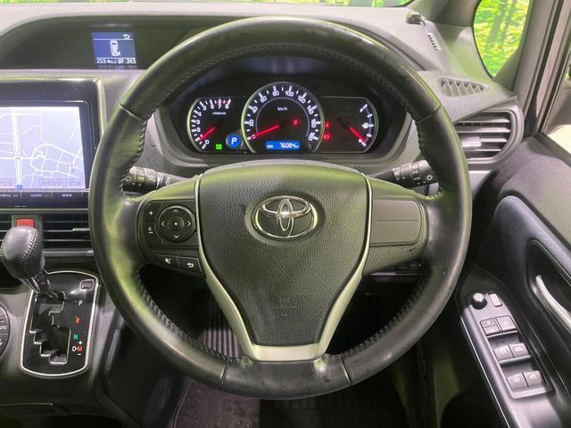 �C���e���A�ɍ��킹���f�U�C���̃X�e�A�����O�́A�^�]�������̂��Ƃ��l���A�^�]���₷���`��A�傫���ł��B�����x�A���ۂɐG���Ă��m���߂��������B