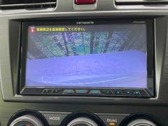 【バックカメラ】駐車時に後方がリアルタイム映像で確認できます。大型商業施設や立体駐車場での駐車時や、夜間のバック時に大活躍！運転スキルに関わらず、今や必須となった装備のひとつです！ 5